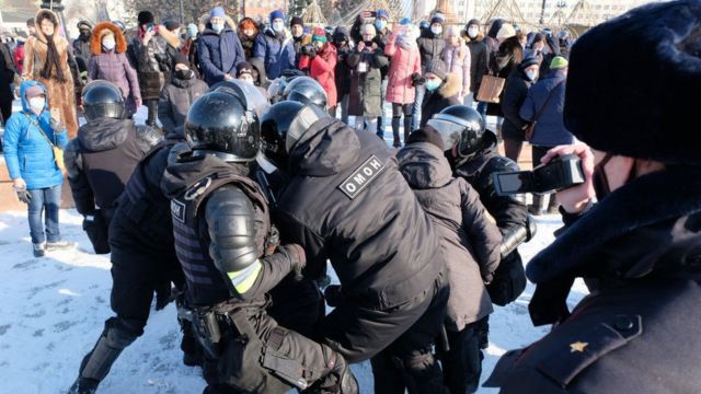 La policía había advertido que las protestas no autorizadas como esta en Jabárovsk, una ciudad próxima ala frontera con China, serían "suprimidas de forma inmediata".