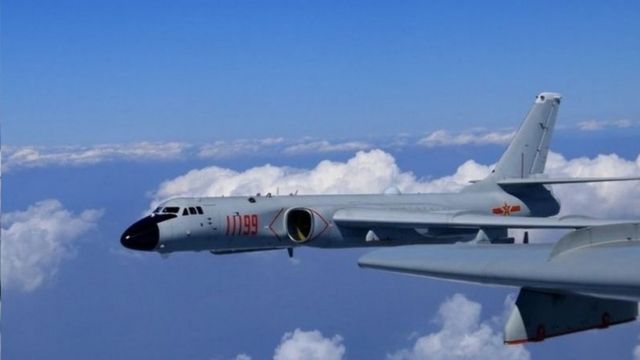 美国报道说中国有打击关岛美军基地的预案，因此计划在天宁岛建空军基地。而俄罗斯说在千岛群岛部署反导系统是对美国加强部署作出的回应
