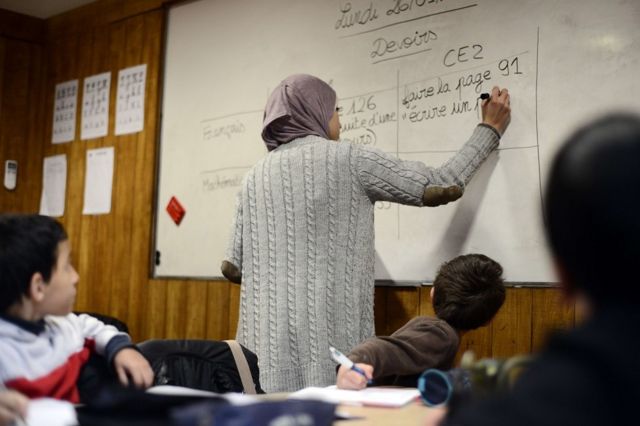 معلمة في مدرسة خاصة للمسلمين في منطقة لو ميريل في تولوز، في 23 يناير/كانون الثاني 2015