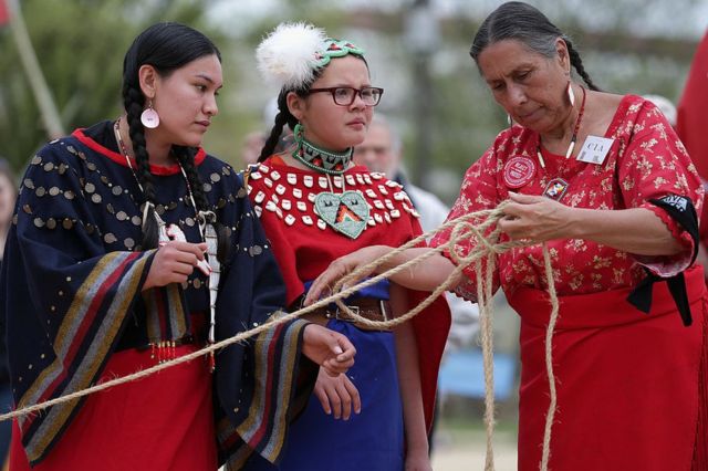 Samantha Jones y Tashina Red Hawk de la Sicangu Lakota Band de la tribu Rosebud Sioux de Rosebud, Dakota del Sur, y Casey Camp, de la nación ponca, durante una protesta contra el Keystone XL pipeline el 22 de abril de 2014 en Washington, DC., Estados Unidos.