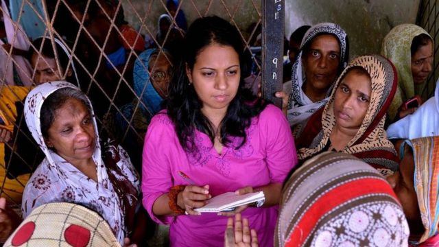 මාධ්යවේදිනී දරීෂා බැස්ටියන් පුවතක් ආවරණය කරමින්