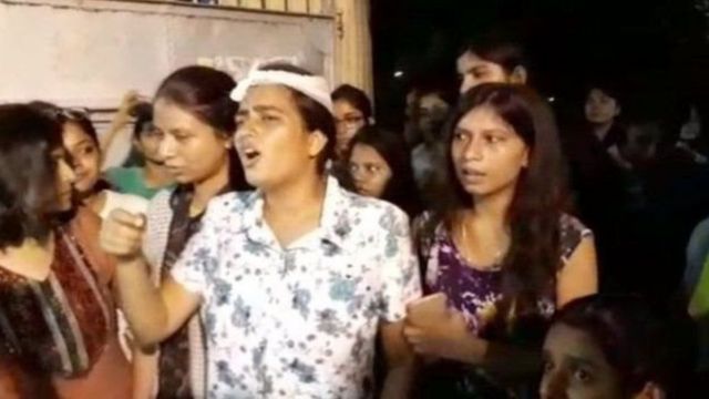 బీహెచ్యూ లాఠీఛార్జి ఘటనలో గాయపడ్డ విద్యార్థినులు