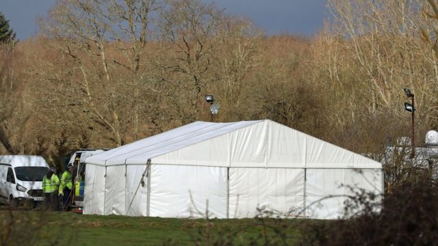 Uma tenda foi montada durante buscas da polícia por Sarah