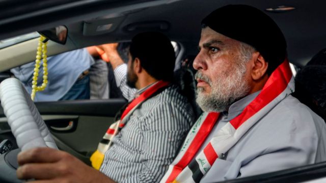 مقتدى الصدر يقود سيارة أثناء المشاركة في تظاهرة مناهضة للحكومة في مدينة النجف في 29 أكتوبر/تشرين الأول 2019