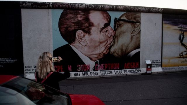 Bức tranh graffiti của Dmitry Vrubel trên Bức tường Berlin vẽ nhà lãnh đạo Liên Xô Leonid Brezhnev đang hôn Erich Honecker của Đông Đức