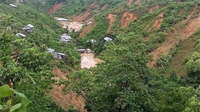 পাহাড় ধসের কারণে পাদদেশে থাকা এ ধরণের বাড়িঘর মাটি চাপা পড়ে।