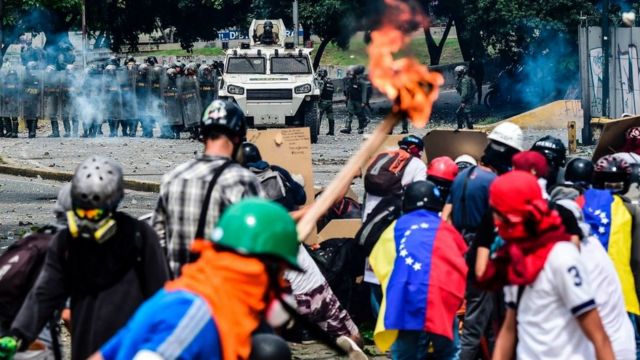 Enfrentamiento entre manifestantes venezolanos y la Guardia Nacional Bolivariana.