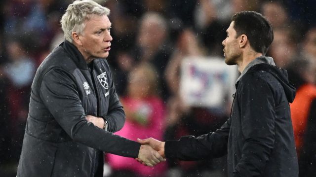 David Moyes shakes hands with Xabi Alonso