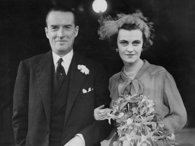 Margaret Campbell, anteriormente Sweeny, de soltera Whigham, e Ian Douglas Campbell, undécimo duque de Argyll, en su boda el 23 de marzo de 1951.