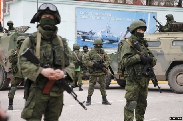 مسلحون يشبهون جنود الجيش الروسي لكن لا يحملون شاراته