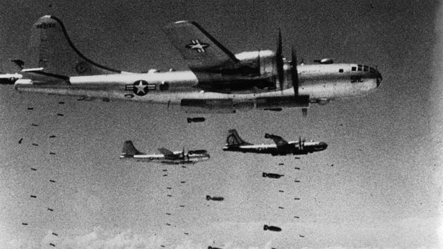 Un grupo de bombarderos estadounidenses arrojan bombas sobre Corea del Norte.