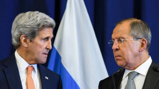 El secretario de Estado de EE.UU., John Kerry y el ministro de relaciones exteriores de Rusia, Sergei durante la firma del cese al fuego en Siria.