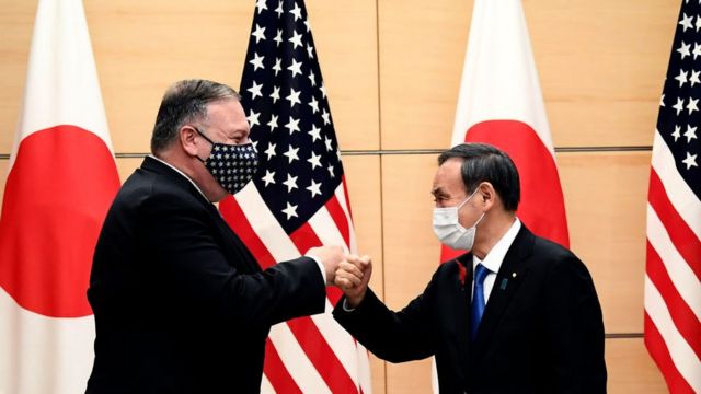 10月6日，日本首相菅义伟(右)和美国国务卿蓬佩奥(左)在东京会面。(photo:BBC)