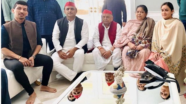 मुलायम सिंह यादव के साथ अपर्णा यादव