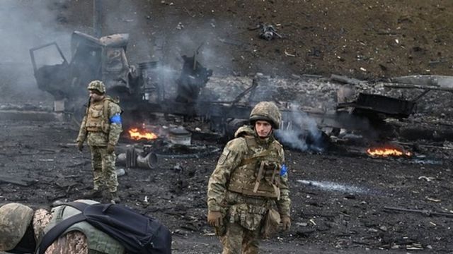 نیروهای اوکراینی پس از درگیری با نیروهای روسی در کیف پایتخت اوکراین به دنبال جمع‌آوری گلوله‌های منفجر نشده هستند.