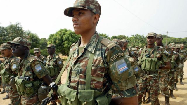 Un contingent de l'armée Cap-verdienne écoutant des instructions
