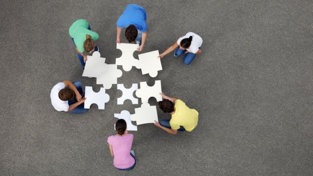 Cooperate in assembling the puzzle
