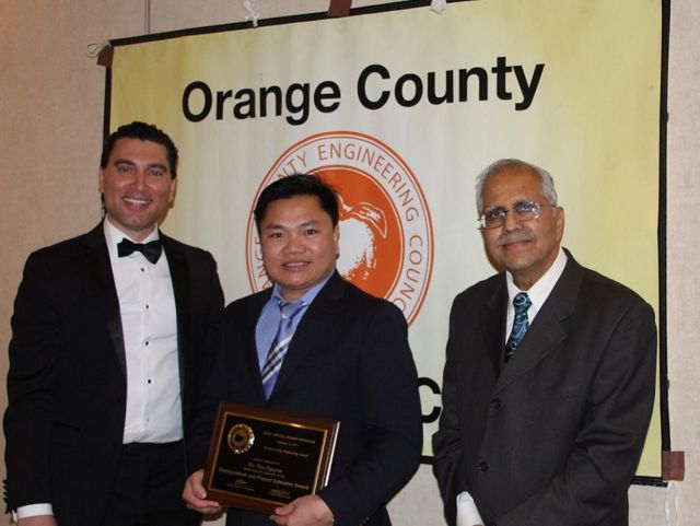 GS Nguyễn Đình Phú nhận giải thưởng của Hội đồng kỹ sư Quận Cam, California hôm 16 tháng Hai, 2019