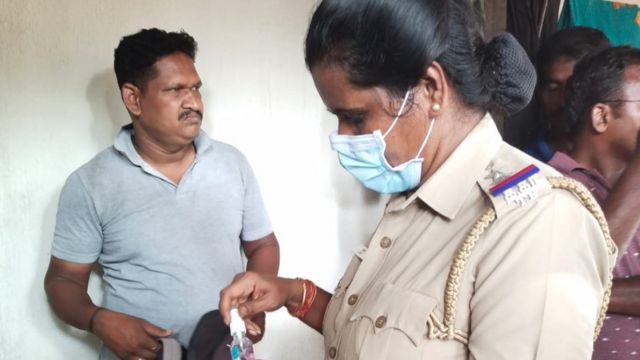 கள்ளச்சாராய சோதனைக்கு சென்ற இடத்தில் பணம், நகைகளை எடுத்து சென்ற போலீசார் - சுற்றி வளைத்த கிராம மக்கள்