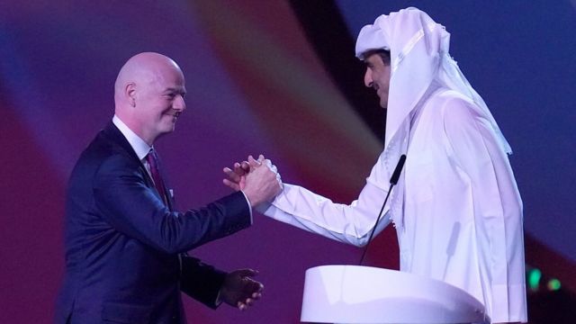 Gianni Infantino, presidente da Fifa, e o emir Tamim bin Hamad Al Thani, do Catar, em foto de abril deste ano; país investiu muito dineiro na candidatura para a Copa, ainda em 2010