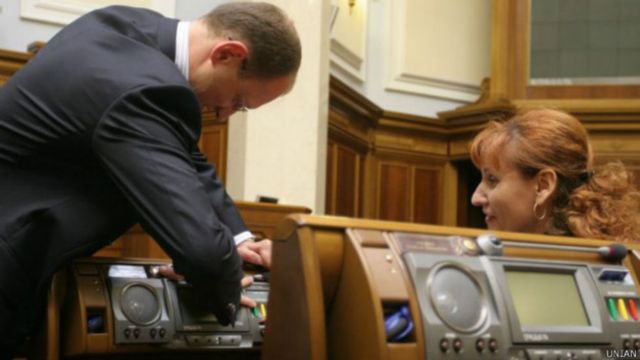 2008 рік, Яценюк з журналістами тестує недавно встановлену сенсорну кнопку