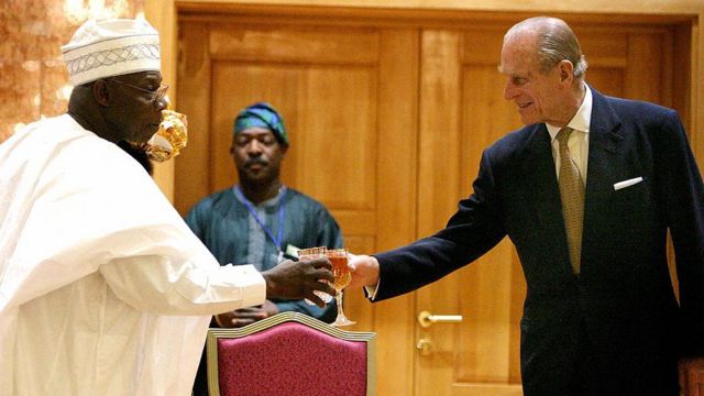 شاهزاده فیلیپ در سال ۲۰۰۳ در نیجریه با اولوسگون اوباسانجو، رئیس‌جمهوری وقت این کشور