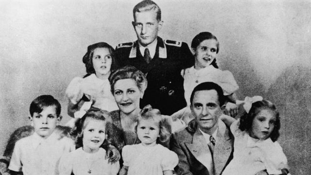 Josep y Magda Goebbels junto a sus seis hijos pequeños acompañaron a Hitler hasta el final y corrieron su misma suerte.