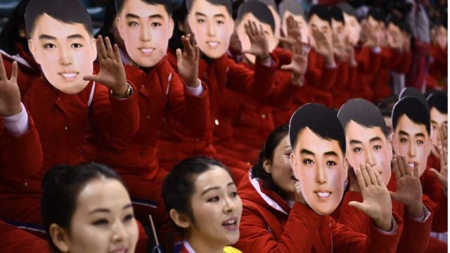 북한 응원단은 10일 남북 단일팀과 스위스의 여자 아이스하키 경기에서 가면을 사용한 응원을 펼쳤다