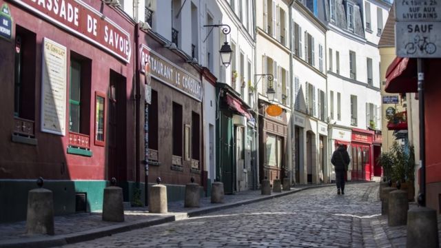 Calle desierta de París.