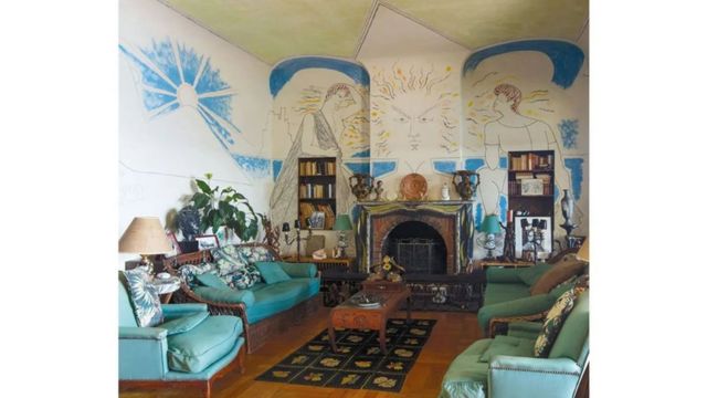 يعرف المنزل الذي عاش فيه الفنان جان كوكتو، جنوب فرنسا، باسم الفيلا ذات الوشوم