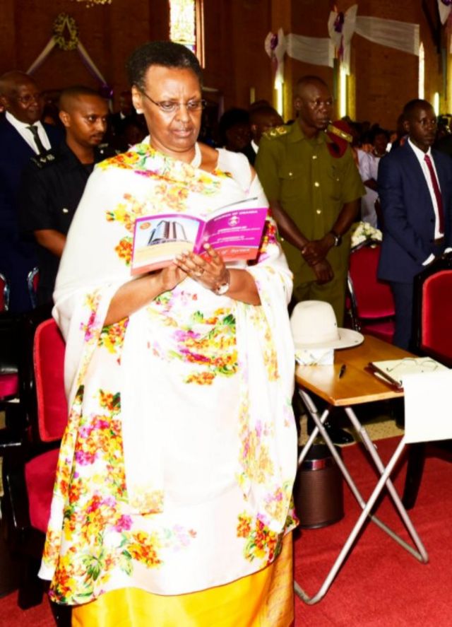 Janet Museveni, akiwa amevalia vazi la kitamaduni la kabila lake la Banyankole, alipokuwa akihuduria ibada mjini Kampala