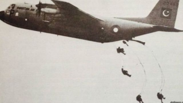 விமானத்திலிருந்து குதிக்கும் வீரர்கள்