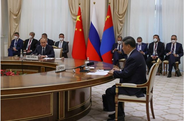 9月15日，在烏茲別克斯坦撒馬爾罕舉行的上海合作組織（SCO）峰會期間，中國國家主席習近平和俄羅斯總統普京出席了與蒙古總統烏赫納·呼魯勒蘇赫的三方會晤。