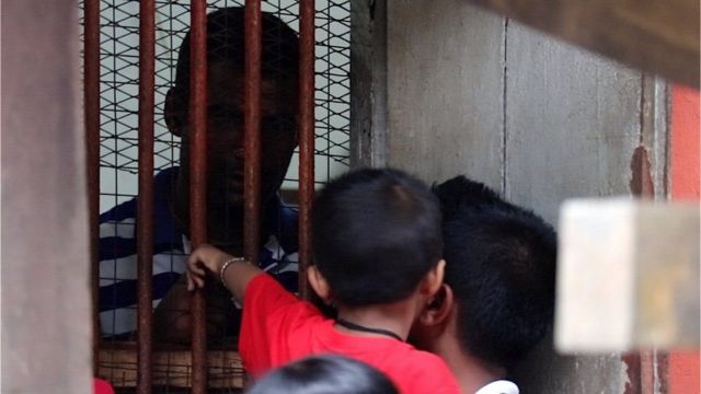 हिरासतमा रहेका आफन्तसँग भेट्दै