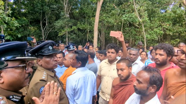 வழிபாடுகளை நடத்தாமல் குறித்த இடத்தைவிட்டு வெளியேற முடியாது என இந்துக்கள் தெரிவித்தனர்