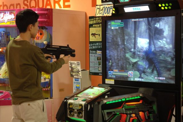 Joven juega videojuegos en Japón.