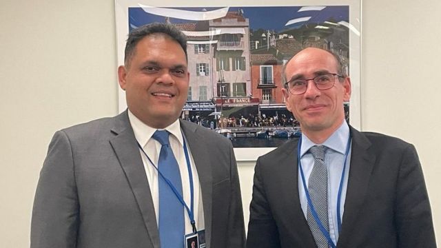 ஷேஹான் சேமசிங்க இலங்கை நிதி இராஜாங்க அமைச்சர் மற்றும் வில்லியம் ருஸ், பெரிஸ் சங்கத்தின் இணை தலைவர்