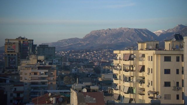 Arnavutluk'ta bir şehir manzarası.
