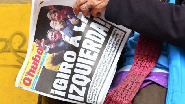 Portada de periódico reseña la victoria de Gustavo Petro como presidente colombiano en 2022.