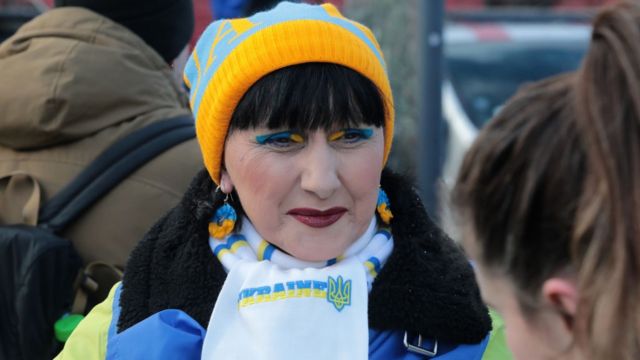 Femme ukrainienne avec un fard à paupières bleu et jaune patriotique