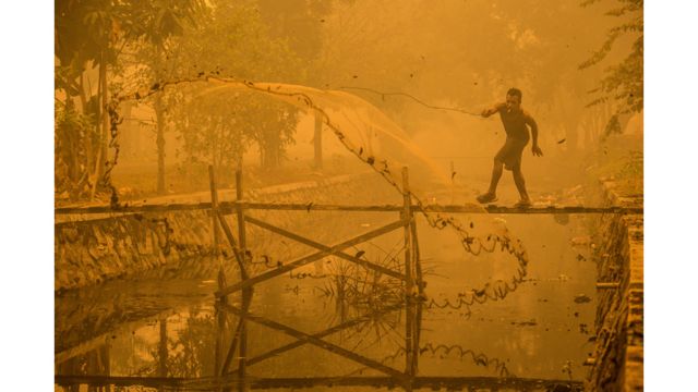 Un obrero de la construcción en Palangka Raya, Kalimantán Central, Indonesia.