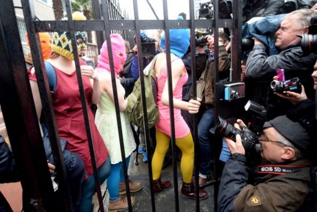 Pussy Riot выходят из полиции в Адлере после ареста в Сочи на Олимпийских играх, 18 февраля 2014 года.