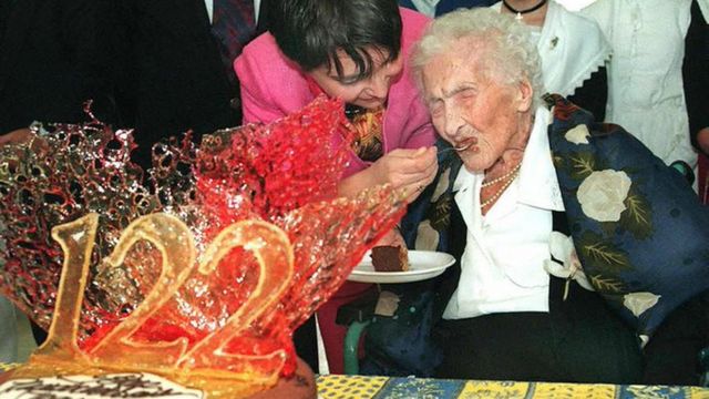 Jeanne Calment sendo alimentada com bolo em seu aniversário de 122 anos em 1997