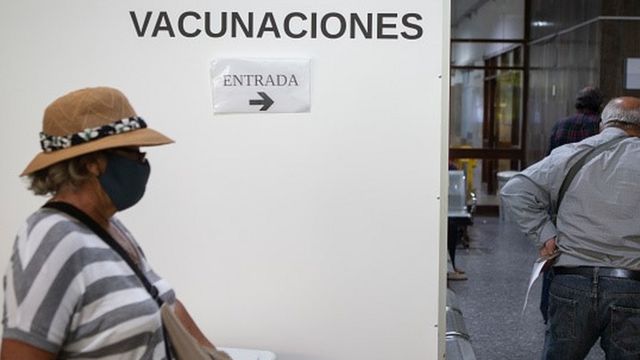 Parede com placa escrito "vacinação" em espanhol