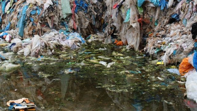 Poluição por plástico: a cidade sufocada por 17 mil toneladas de resíduos -  BBC News Brasil