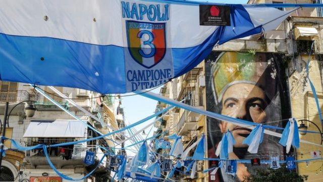 Banderas del Napoli en las calles de Napoles