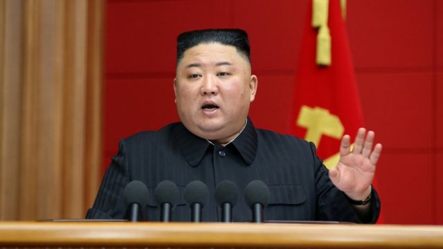 زعيم كوريا الشمالية كيم جونغ أون يلقي كلمة في بيونغ يانغ، كوريا الشمالية. هذه الصورة غير المؤرخة لكنها صدرت في 7 مارس/آذار 2021 عن وكالة الأنباء المركزية الكورية الشمالية.