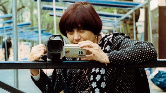 La cineasta Agnès Varda, sosteniendo una cámara de video