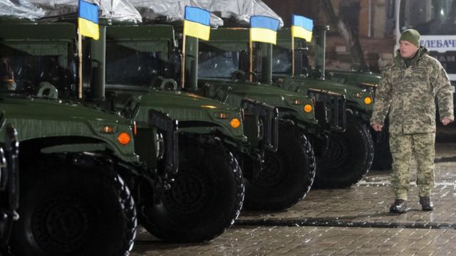 Церемония передачи 13 джипов "Хамви" украинской армии в Киеве