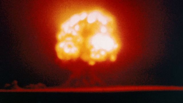 "Gadget", a primeira bomba atômica explode em Alamogordo, Novo México, em 16 de julho de 1945.